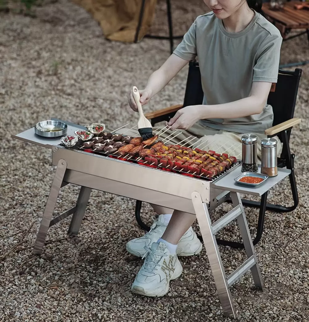 Minimalistischer, klappbarer Holzkohlegrillofen
