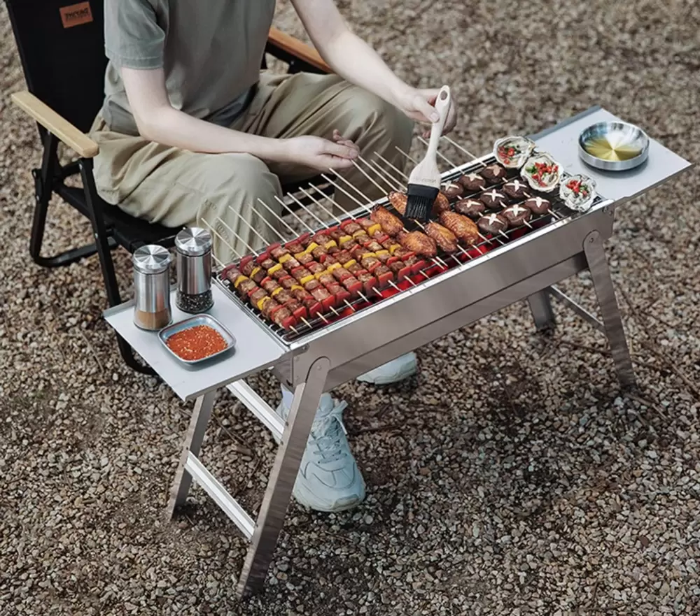 Minimalistischer, klappbarer Holzkohlegrillofen