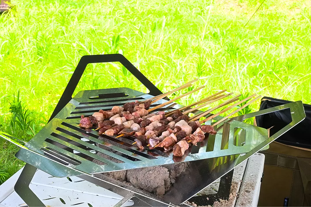 Klappbare Feuerstelle im Kartenstil