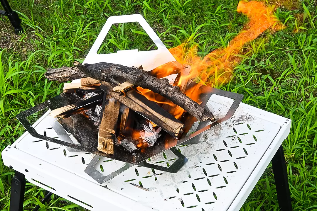 Klappbare Feuerstelle im Kartenstil