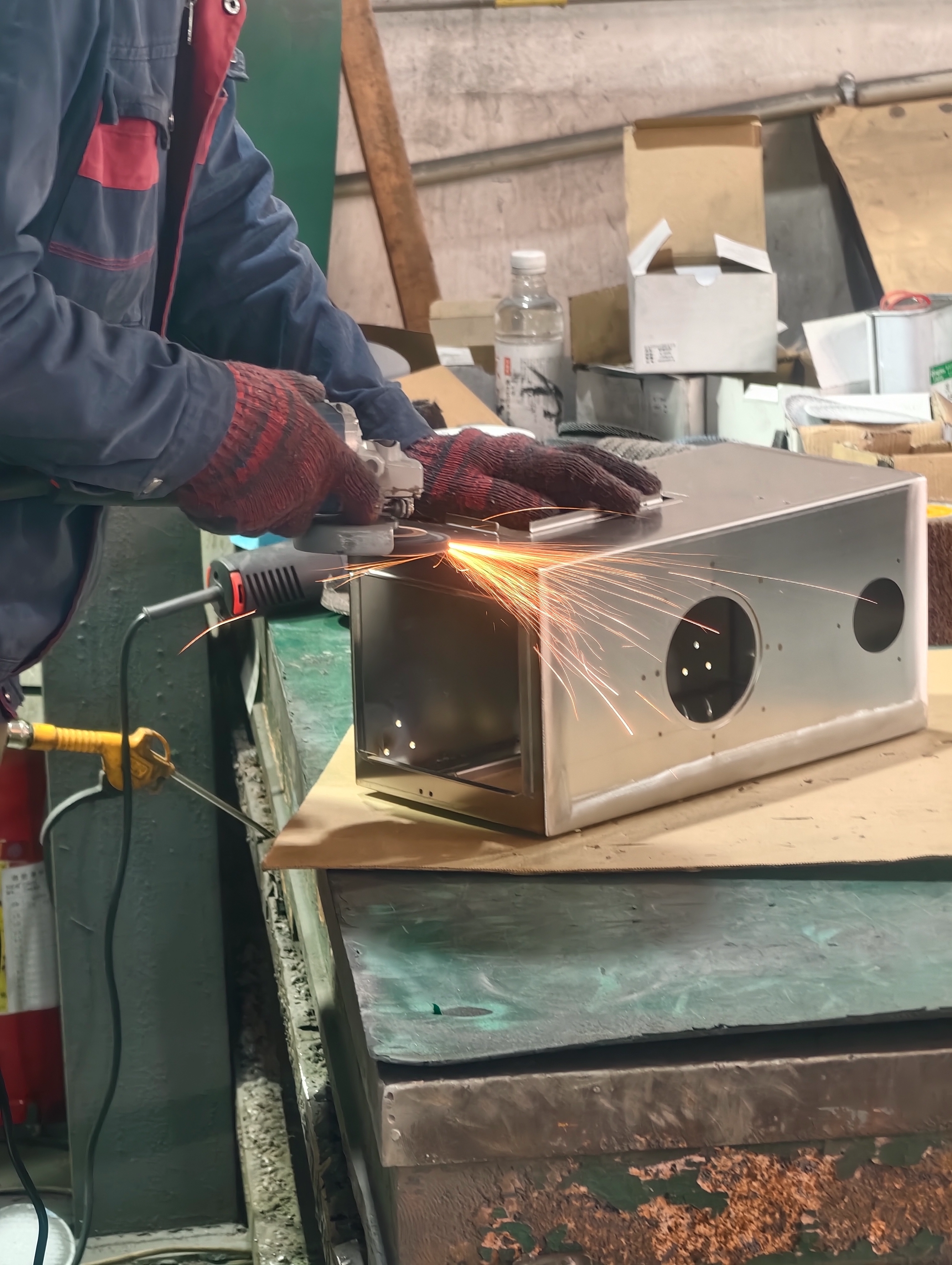 INBESTCAMP fertigt eine Charge Zeltöfen aus Edelstahl 304 nach den Vorgaben eines irakischen Kunden. INBESTCAMP fertigt eine Charge Zeltöfen aus Edelstahl 304 nach den Vorgaben eines irakischen Kunden.