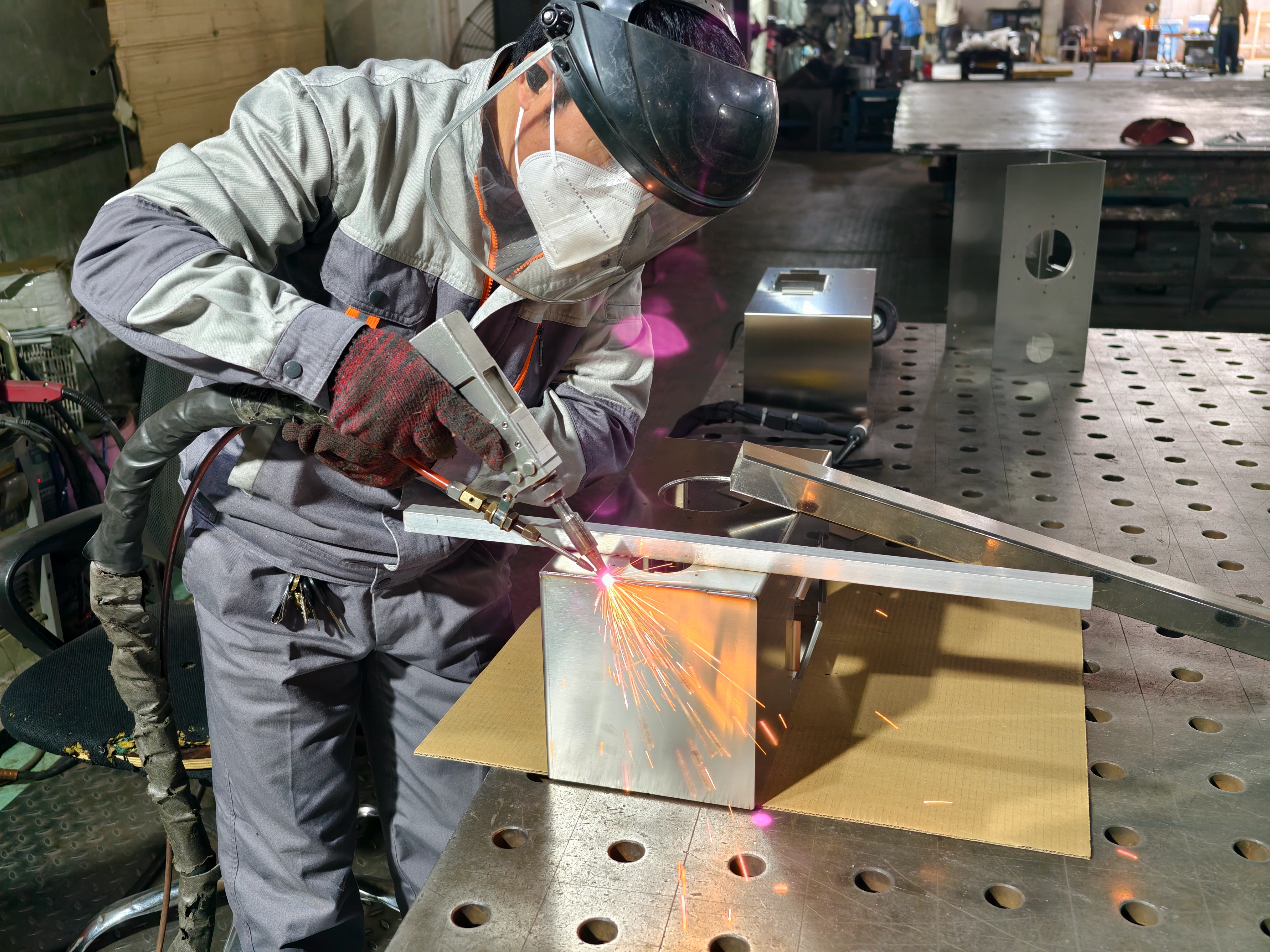 INBESTCAMP fertigt eine Charge Zeltöfen aus Edelstahl 304 nach den Vorgaben eines irakischen Kunden. INBESTCAMP fertigt eine Charge Zeltöfen aus Edelstahl 304 nach den Vorgaben eines irakischen Kunden.