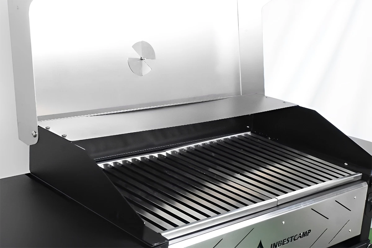 Holzkohlegrill im Hinterhof