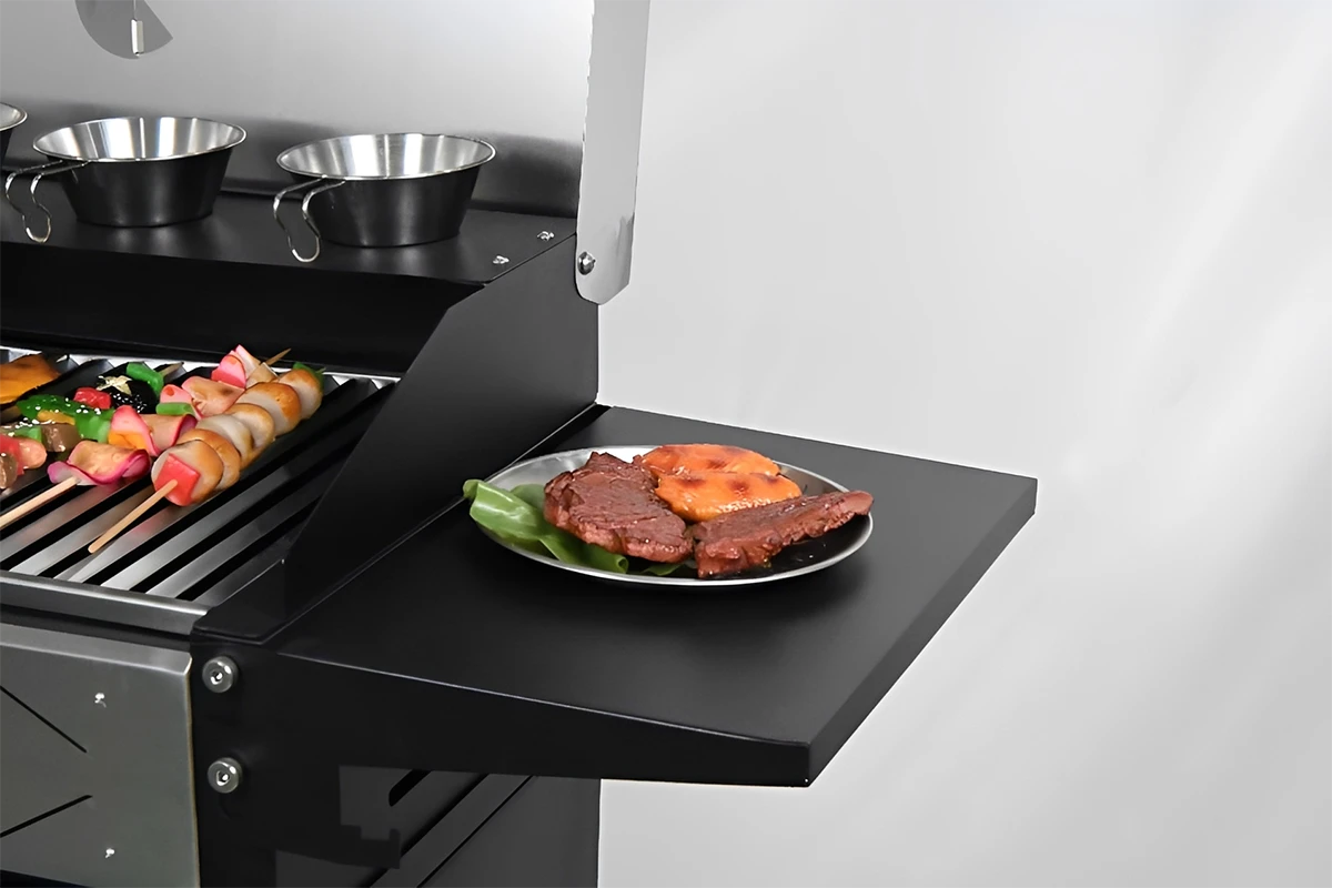 Holzkohlegrill im Hinterhof