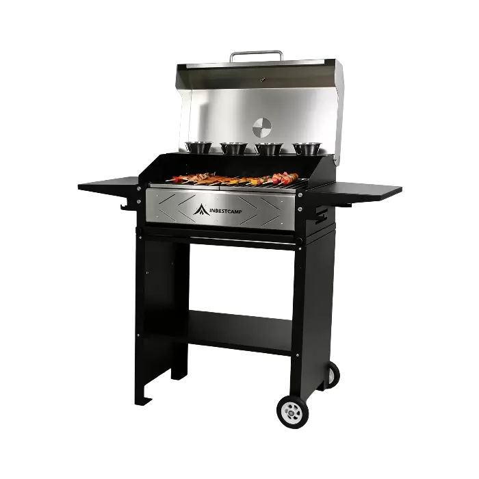 Holzkohlegrill im Hinterhof